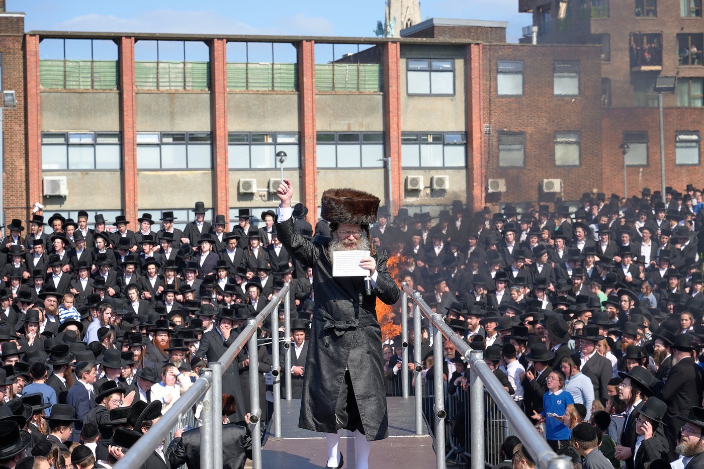 הרה"צ רבי שמעלקא בידרמן בהדלקה הגדולה בלונדון