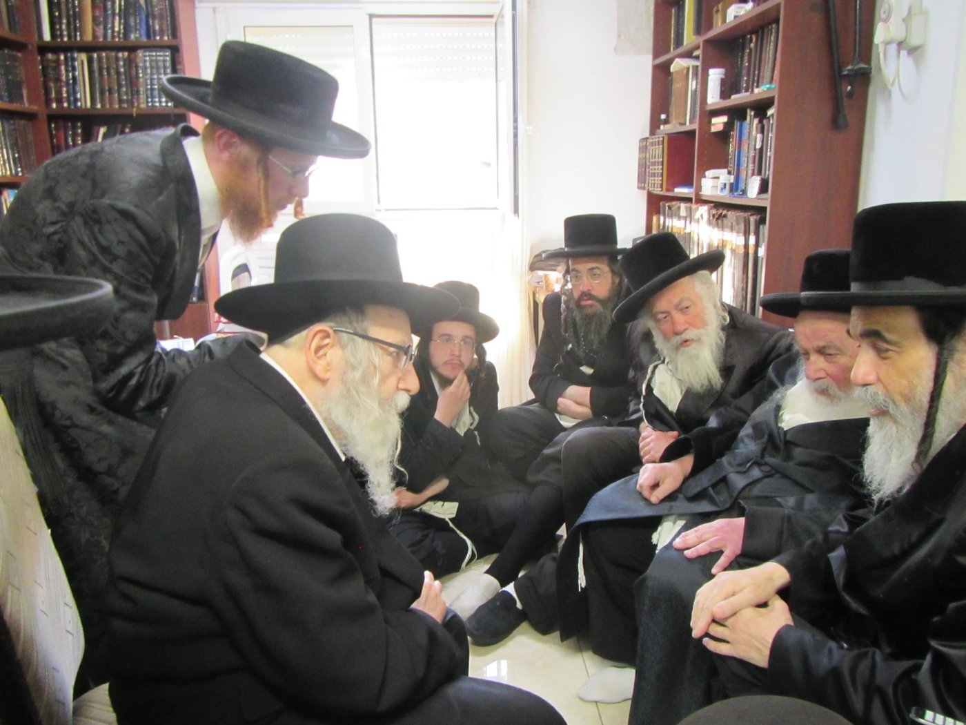האדמו"ר מאמשינוב בניחום אבלים אצל מחותנו גאב"ד ראדומישלא