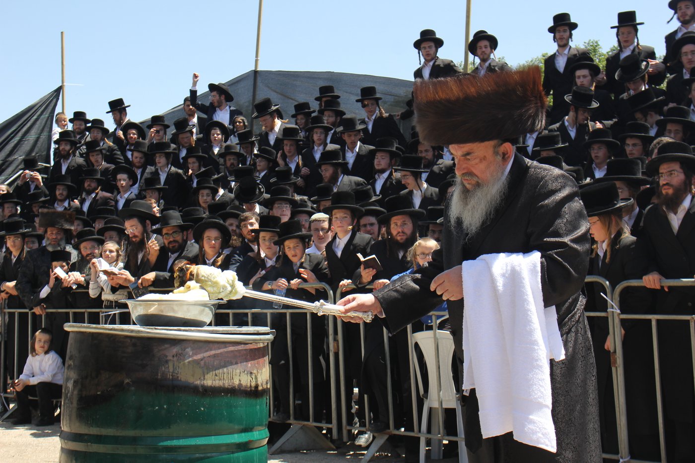 האדמו''ר מלעלוב בהדלקה באתרא קדישא מירון