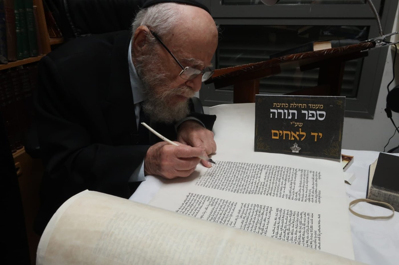 כתיבת אותיות בספר התורה של יד לאחים