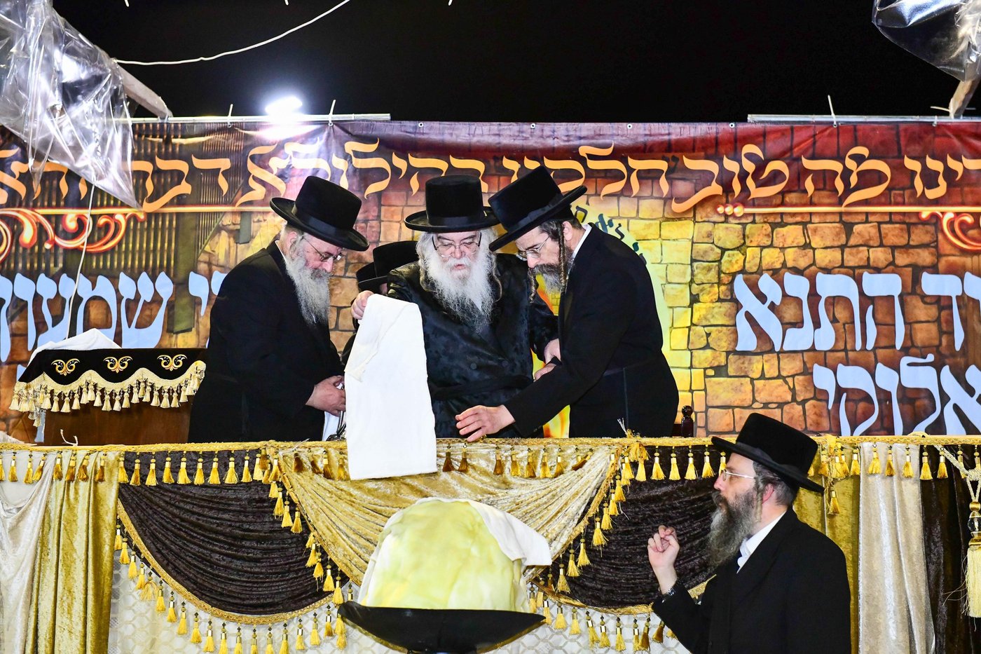 האדמו"ר מדארג בהדלקה באתרא קדישא מירון