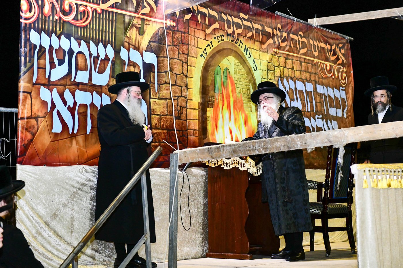 האדמו"ר מדארג בהדלקה באתרא קדישא מירון