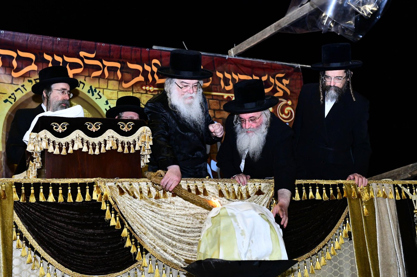 האדמו"ר מדארג בהדלקה באתרא קדישא מירון