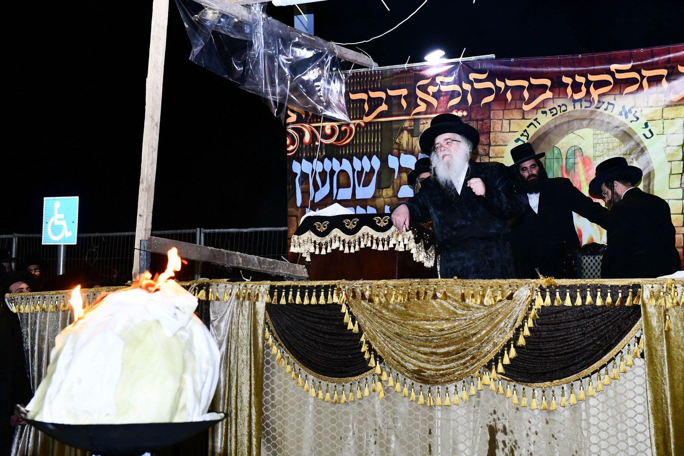 האדמו"ר מדארג בהדלקה באתרא קדישא מירון