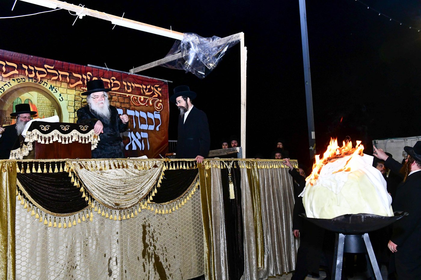 האדמו"ר מדארג בהדלקה באתרא קדישא מירון