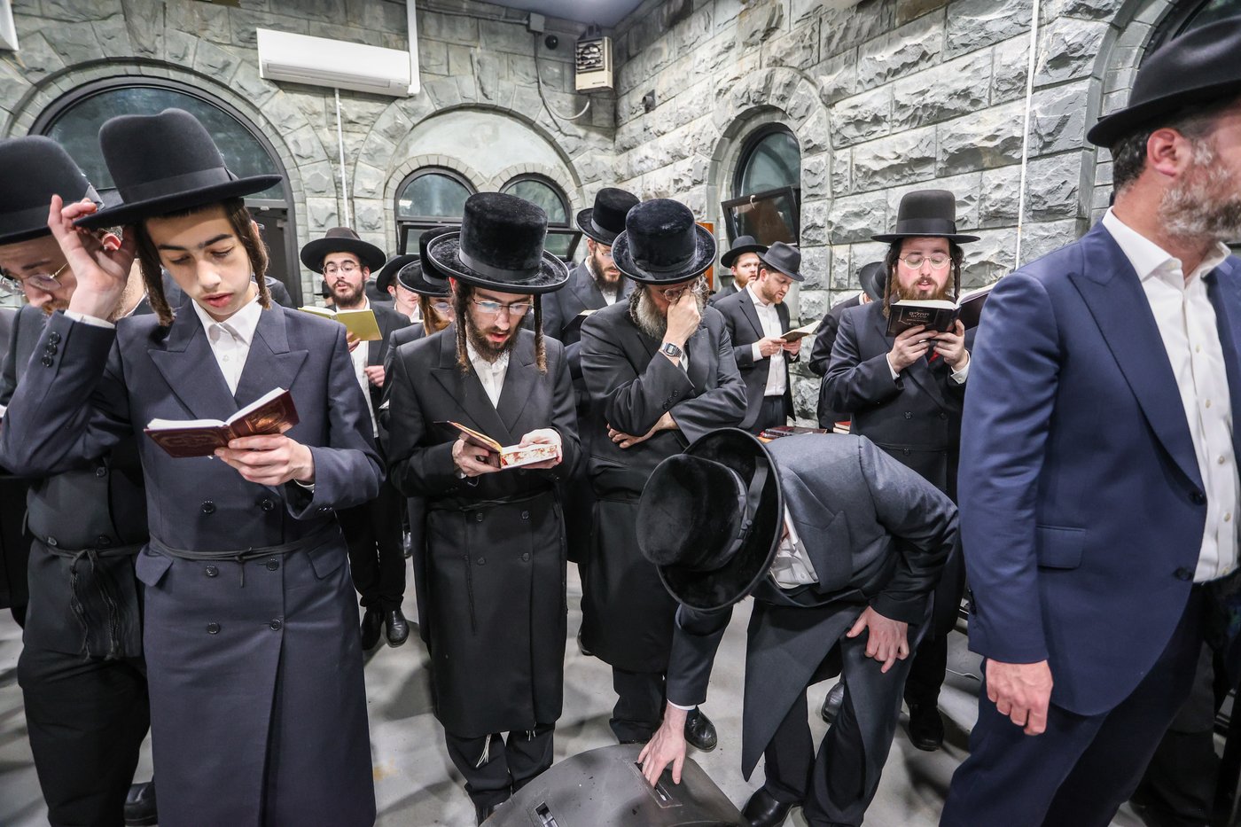 אלפי ישראל בעליה לציון הרה"ק מבאבוב זצ"ל בליל ל"ג בעומר תשפ"ה