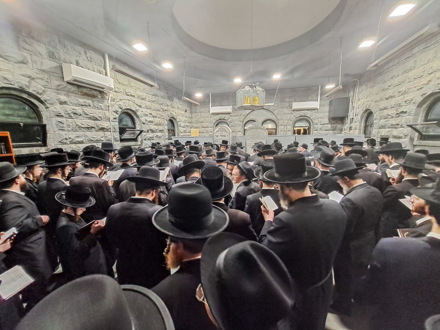 אלפי ישראל בעליה לציון הרה"ק מבאבוב זצ"ל בליל ל"ג בעומר תשפ"ה