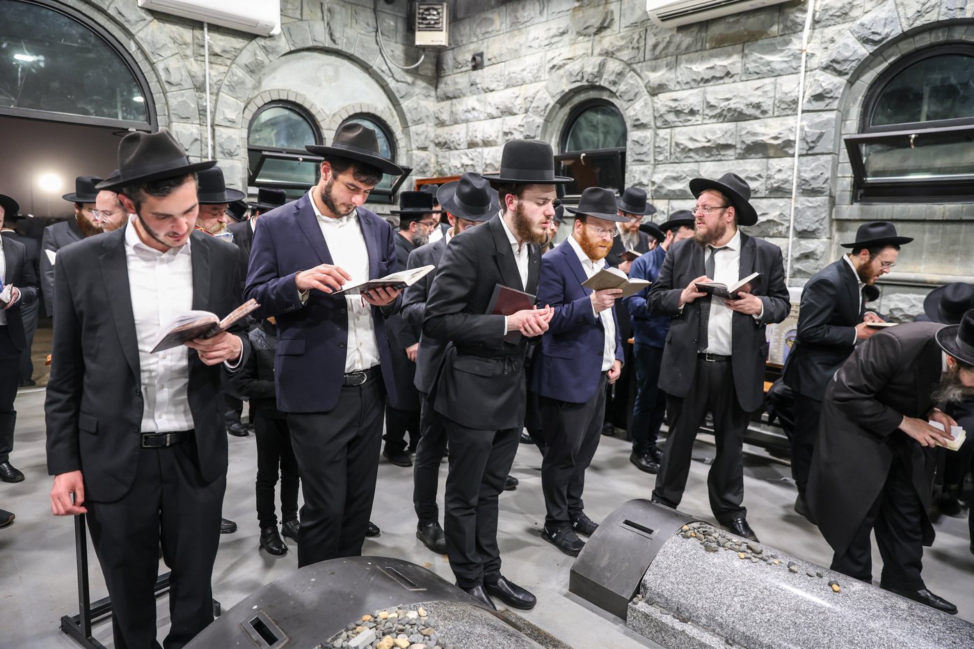 אלפי ישראל בעליה לציון הרה"ק מבאבוב זצ"ל בליל ל"ג בעומר תשפ"ה