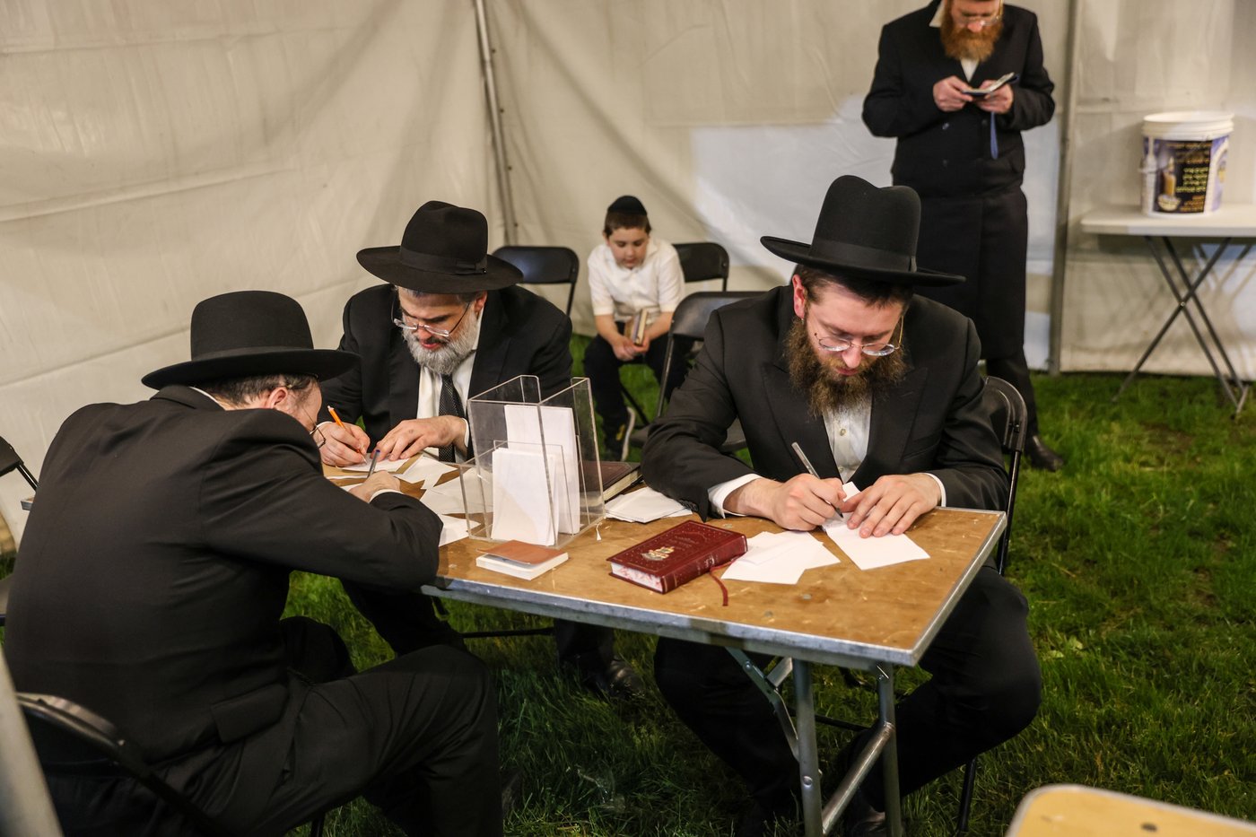 אלפי ישראל בעליה לציון הרה"ק מבאבוב זצ"ל בליל ל"ג בעומר תשפ"ה