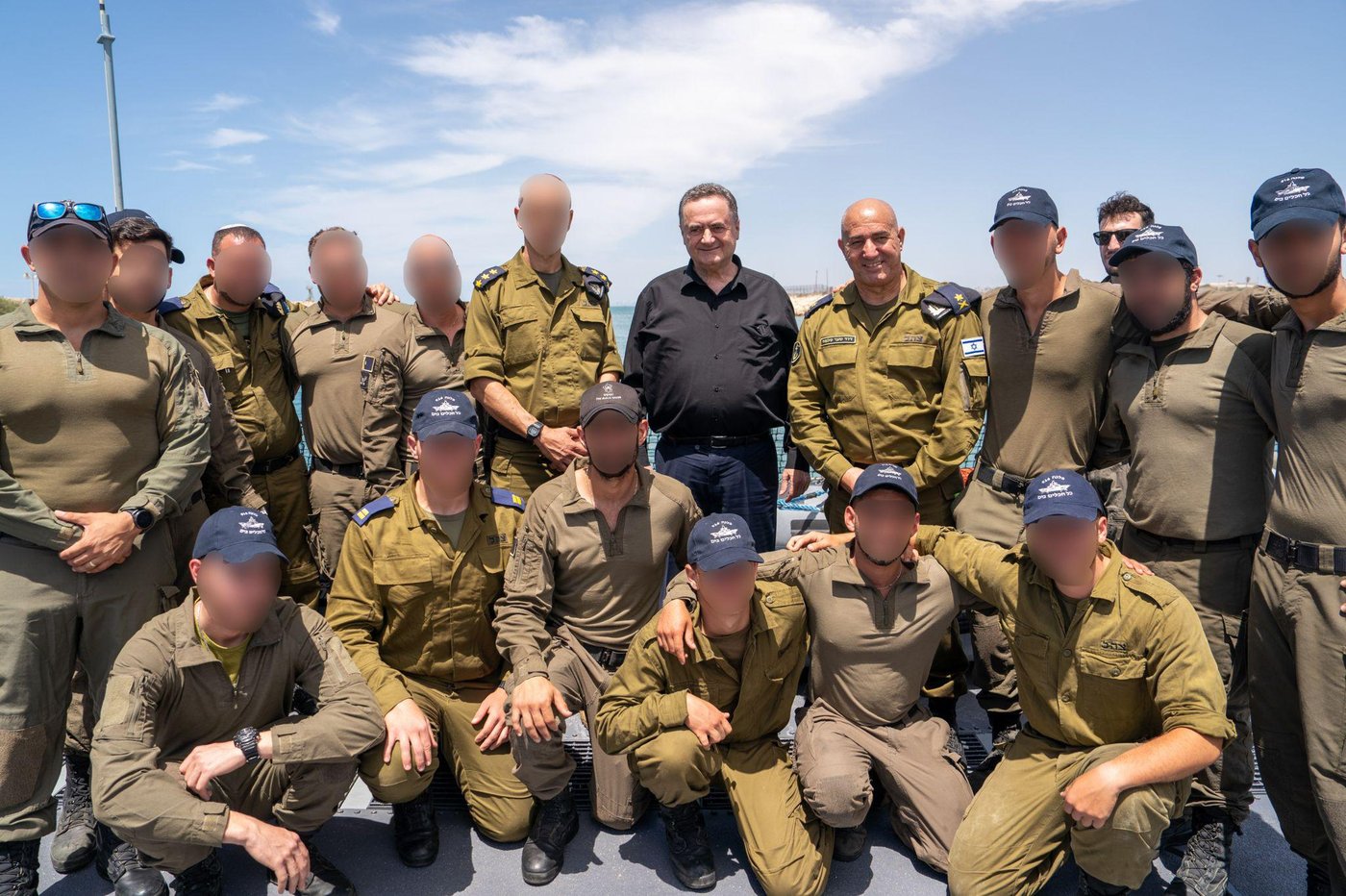 שר הביטחון מפליג מול חופי הרצועה