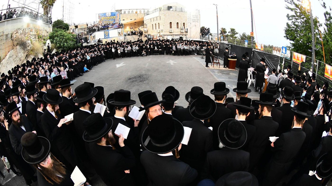 האדמו"ר מסערט ויז'ניץ באתרא קדישא מירון