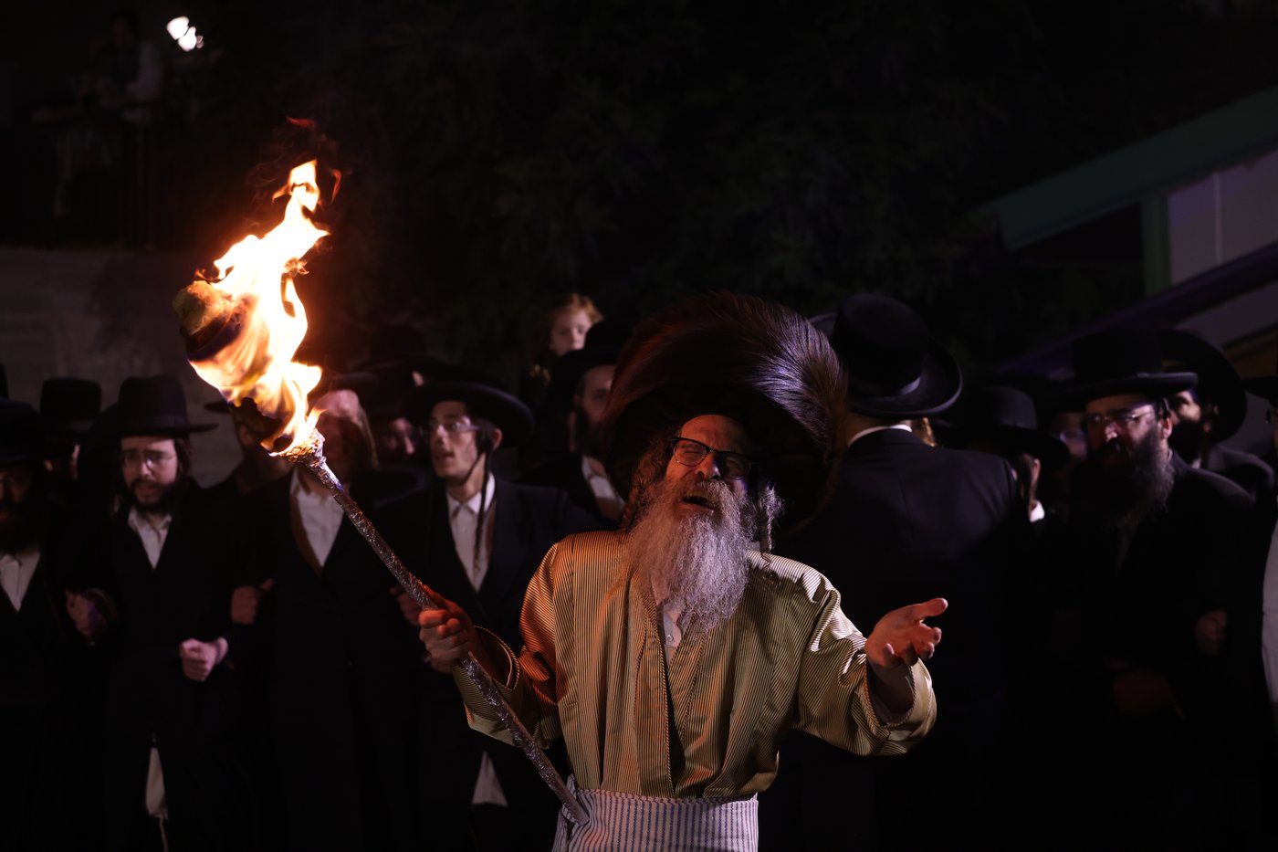 הגה"צ רבי נחמן בידרמן בהדלקה לכבוד ל"ג בעומר