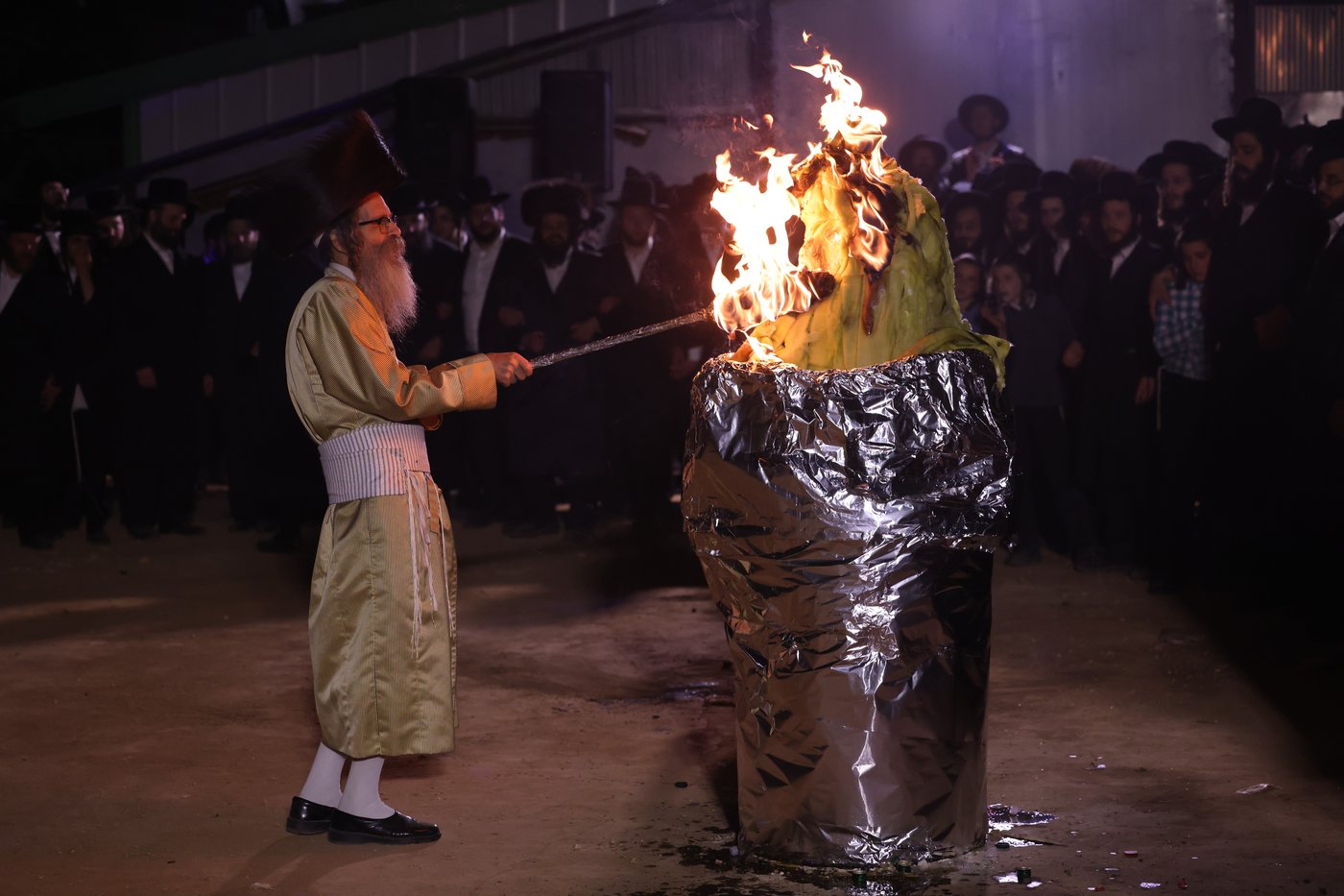 הגה"צ רבי נחמן בידרמן בהדלקה לכבוד ל"ג בעומר