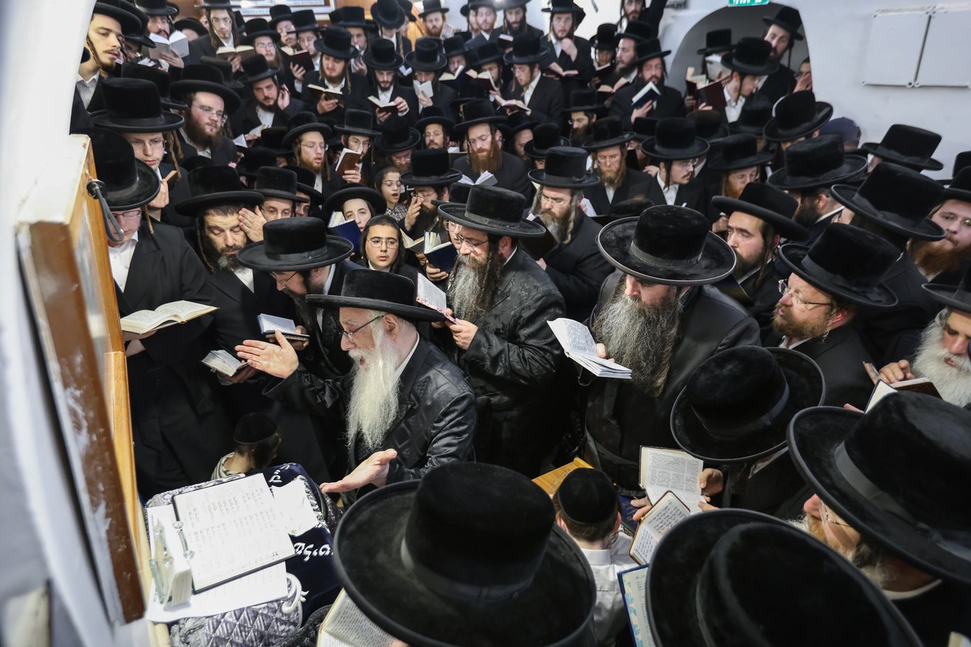 האדמו"ר מצאנז בתפילה באתרא קדישא מירון