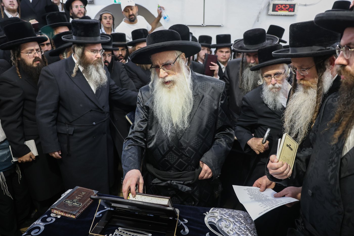 האדמו"ר מצאנז בתפילה באתרא קדישא מירון