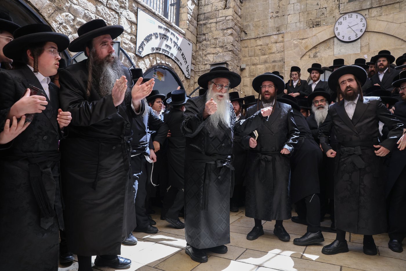 האדמו"ר מצאנז בתפילה באתרא קדישא מירון