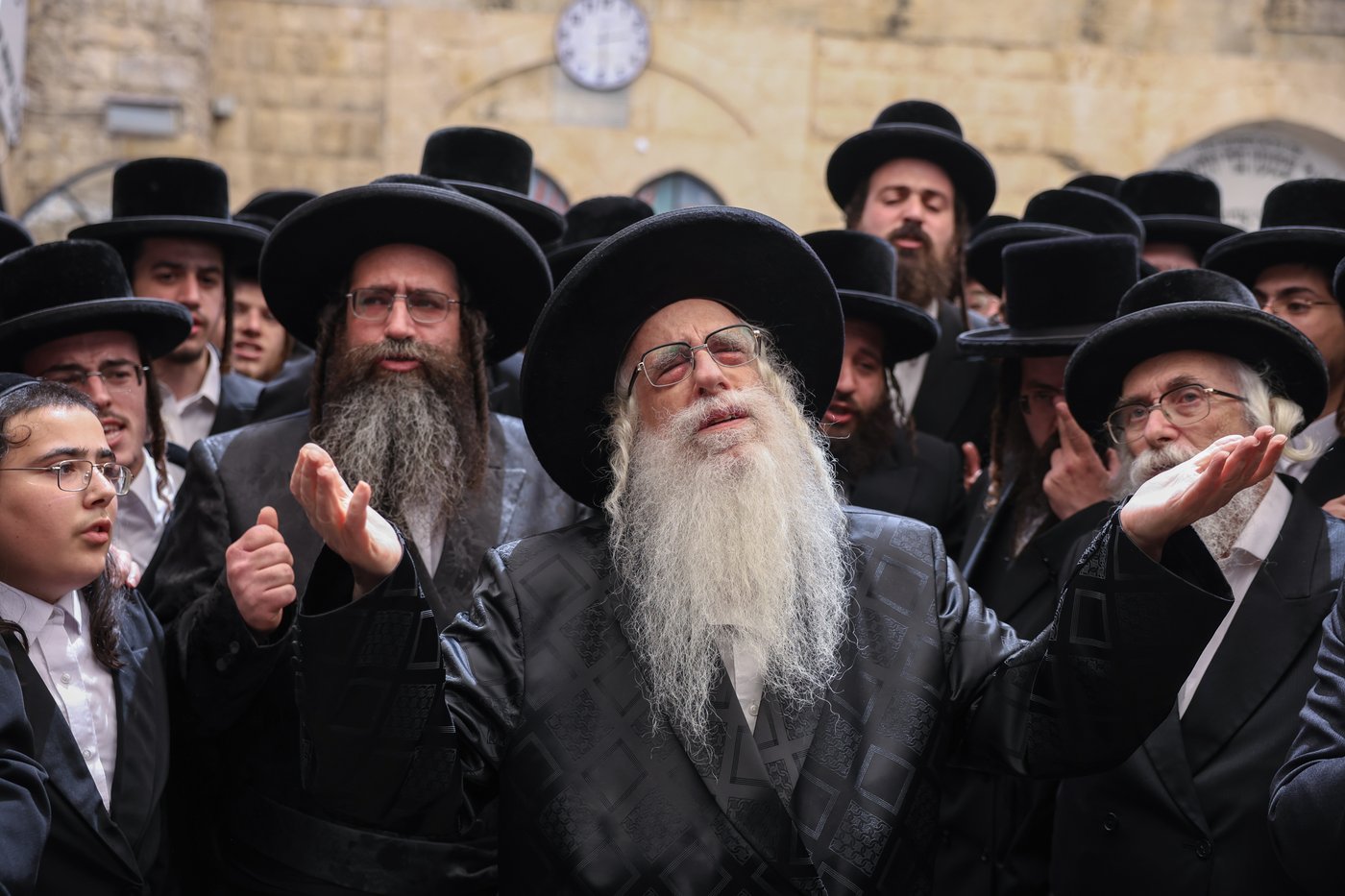 האדמו"ר מצאנז בתפילה באתרא קדישא מירון