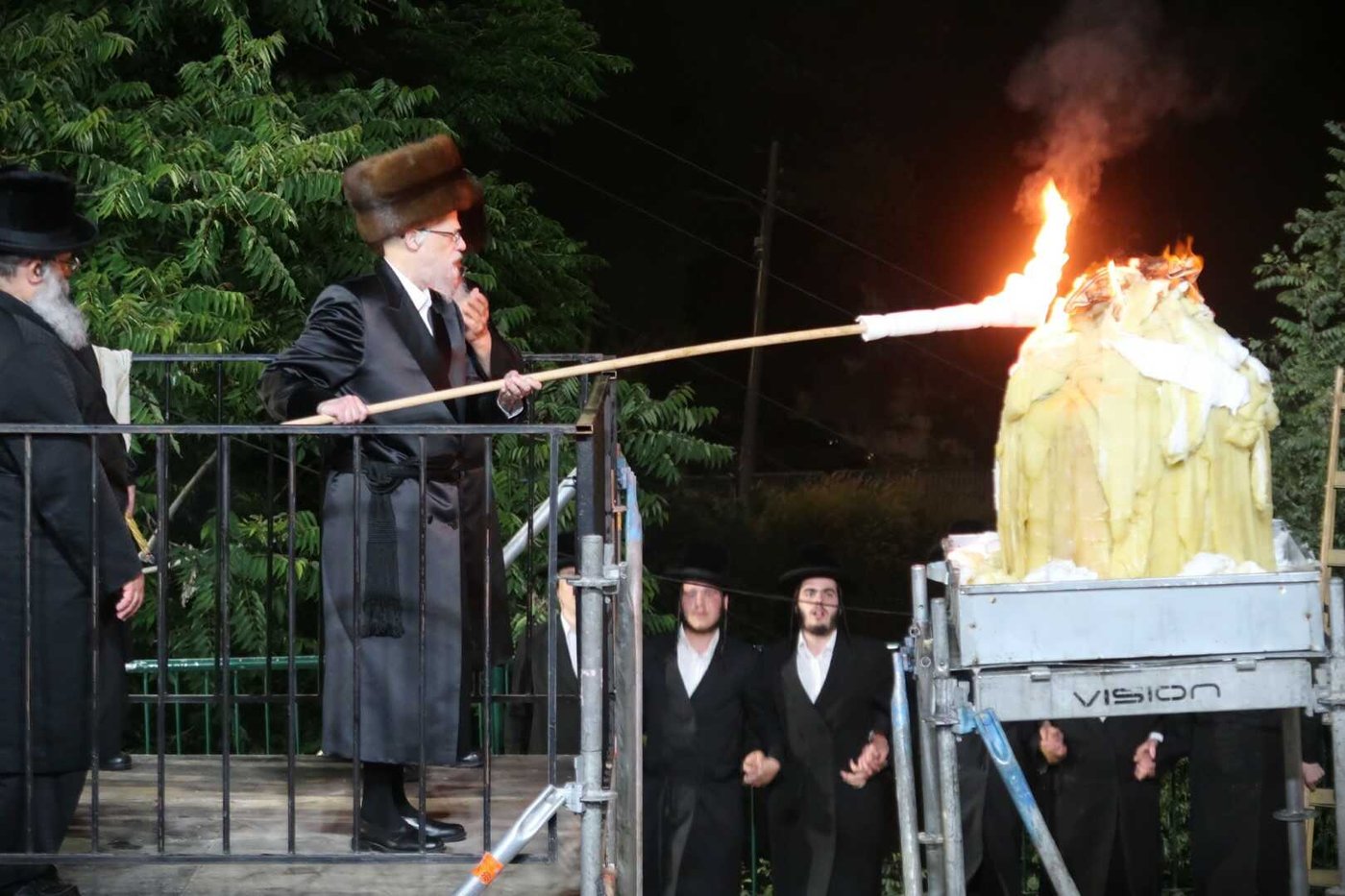ל"ג בעומר בחצה"ק סערט ויז'ניץ