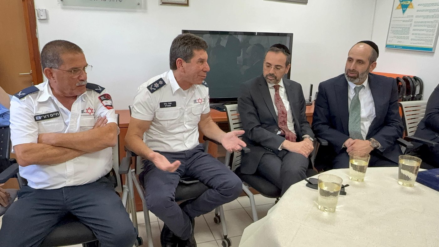 שר הבריאות הרב אוריאל בוסו בביקור בתחנת מד"א באלעד