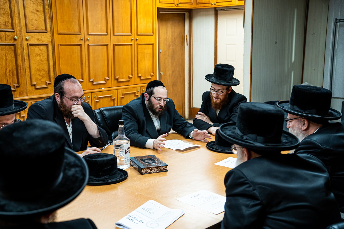 הרה"צ רבי אהרן מענדיל והרה"צ רבי יצחק טווערסקי בסיור בשטח הישיבה