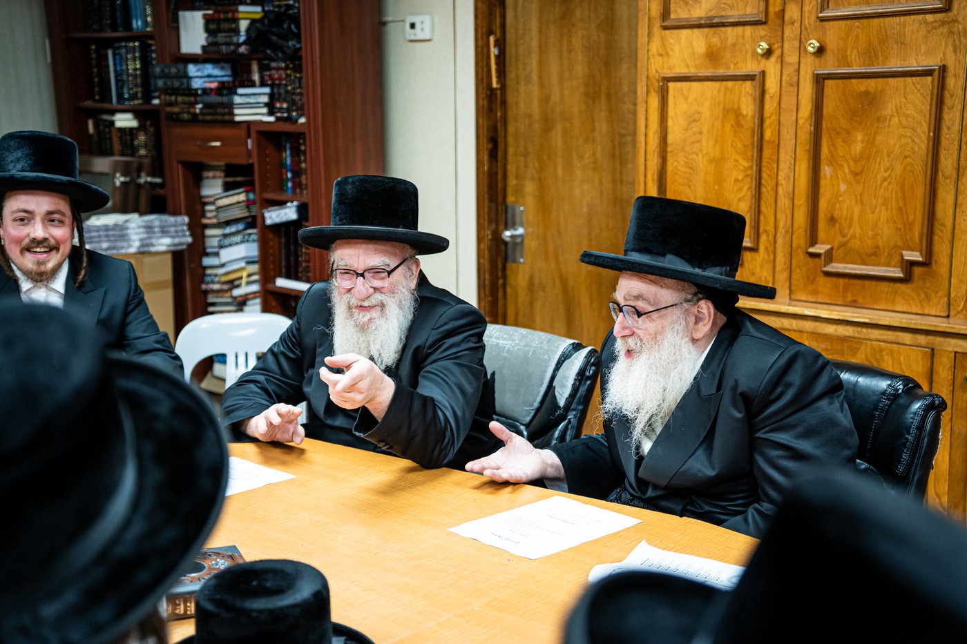 הרה"צ רבי אהרן מענדיל והרה"צ רבי יצחק טווערסקי בסיור בשטח הישיבה