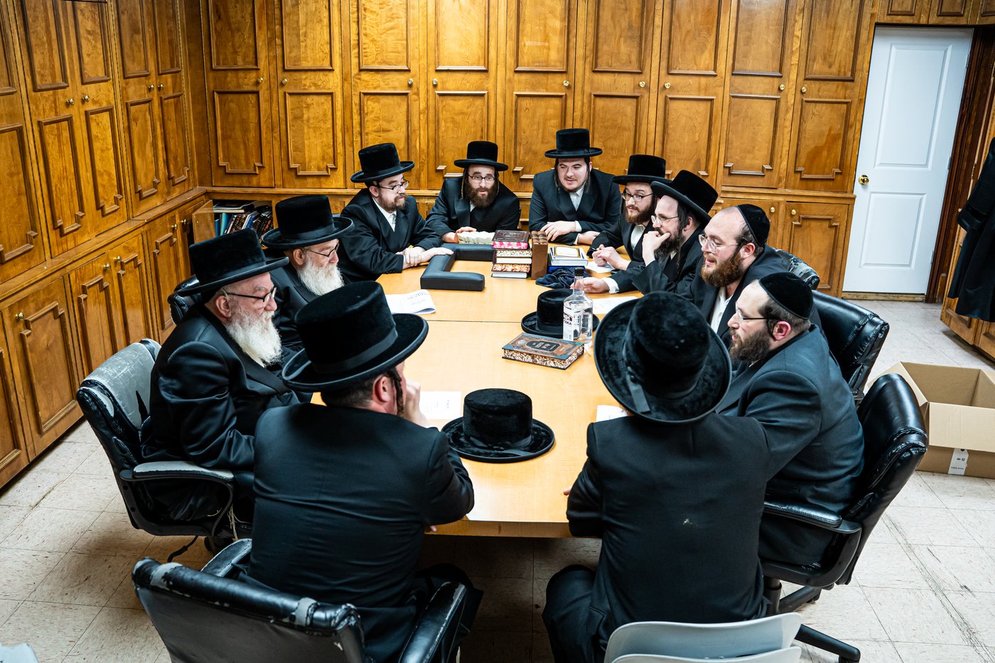 הרה"צ רבי אהרן מענדיל והרה"צ רבי יצחק טווערסקי בסיור בשטח הישיבה