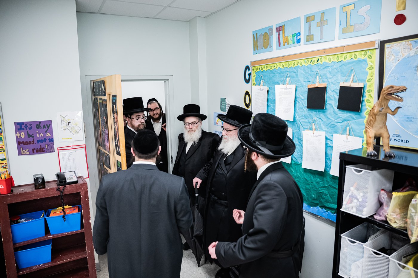 הרה"צ רבי אהרן מענדיל והרה"צ רבי יצחק טווערסקי בסיור בשטח הישיבה