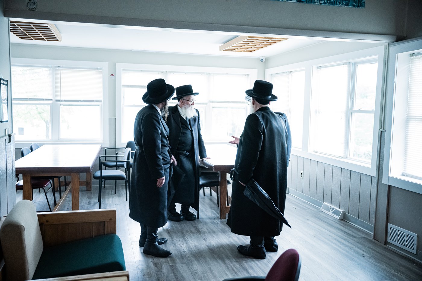 הרה"צ רבי אהרן מענדיל והרה"צ רבי יצחק טווערסקי בסיור בשטח הישיבה