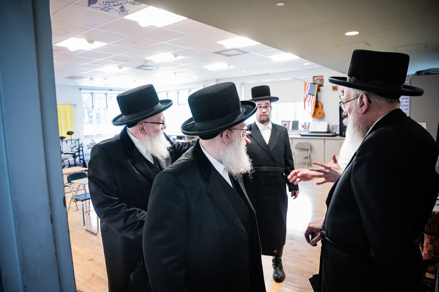 הרה"צ רבי אהרן מענדיל והרה"צ רבי יצחק טווערסקי בסיור בשטח הישיבה