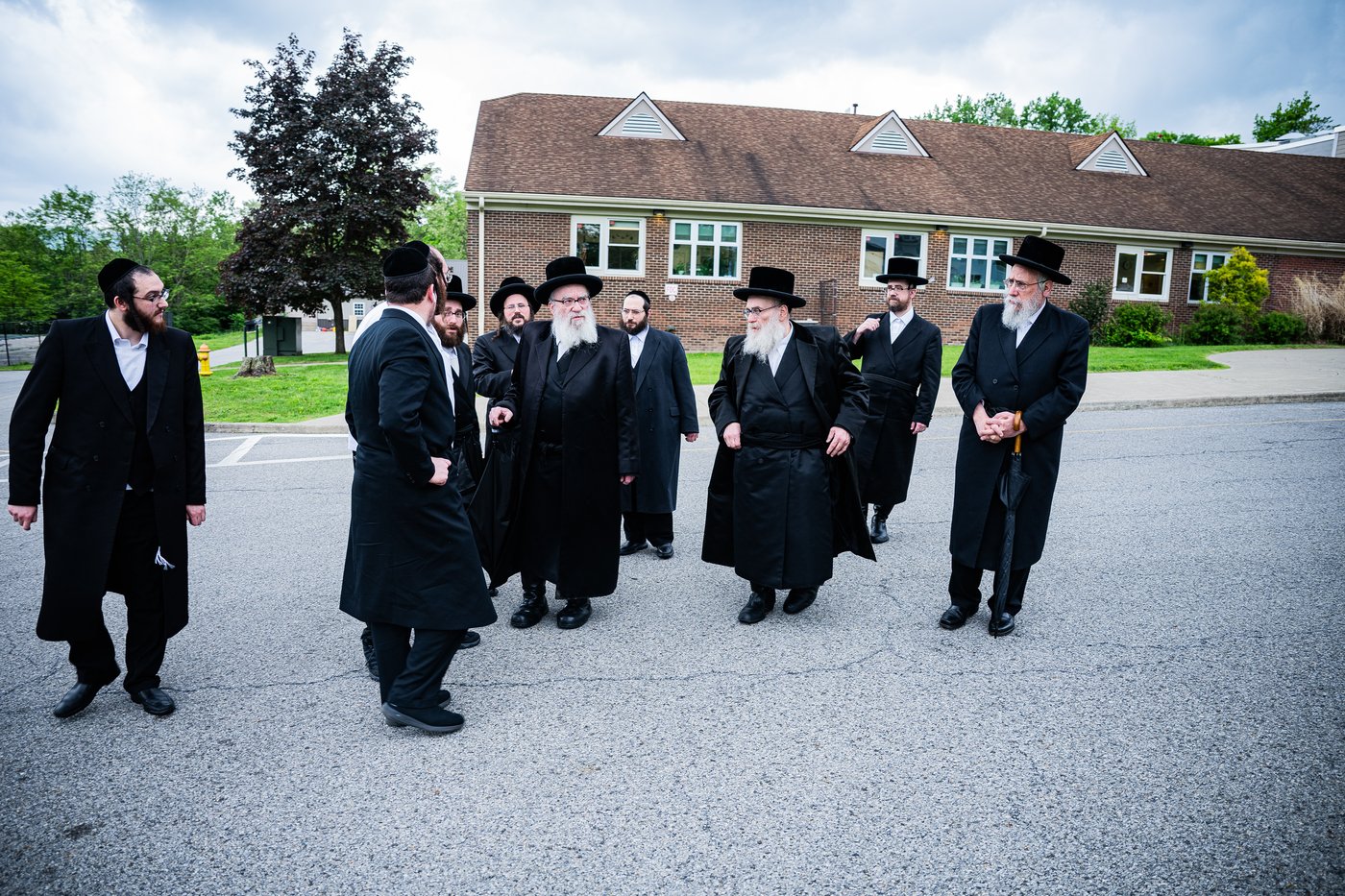 הרה"צ רבי אהרן מענדיל והרה"צ רבי יצחק טווערסקי בסיור בשטח הישיבה