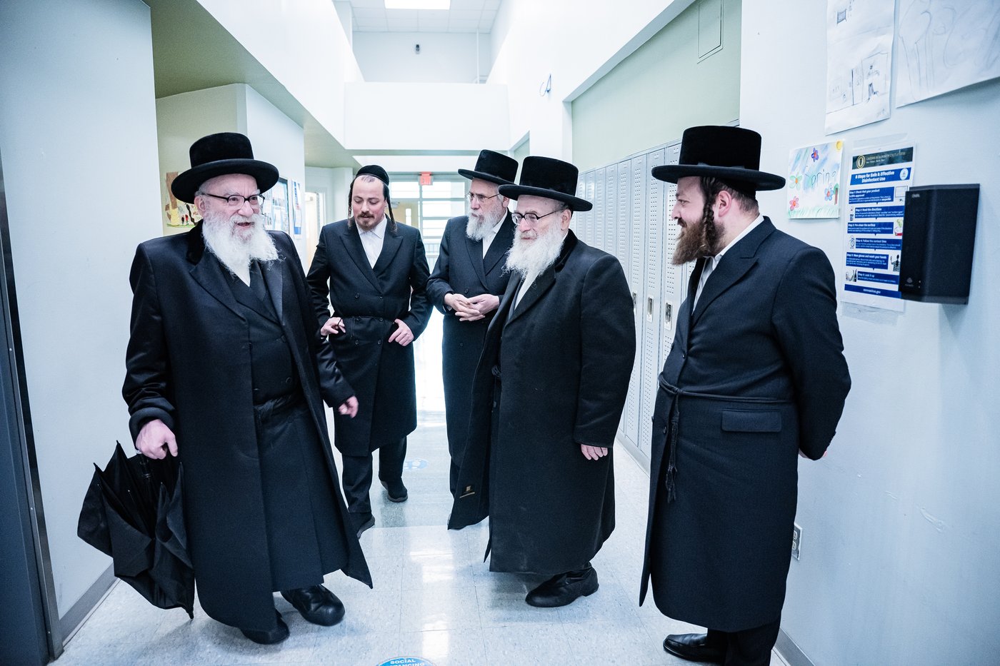 הרה"צ רבי אהרן מענדיל והרה"צ רבי יצחק טווערסקי בסיור בשטח הישיבה