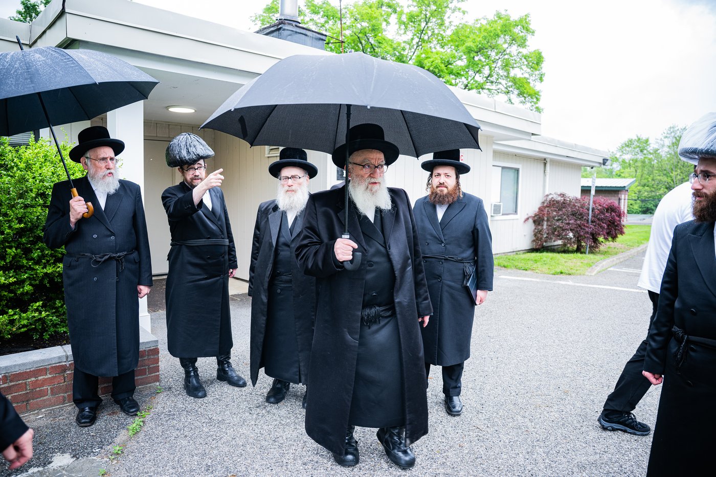הרה"צ רבי אהרן מענדיל והרה"צ רבי יצחק טווערסקי בסיור בשטח הישיבה