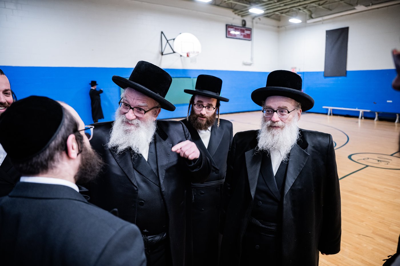 הרה"צ רבי אהרן מענדיל והרה"צ רבי יצחק טווערסקי בסיור בשטח הישיבה