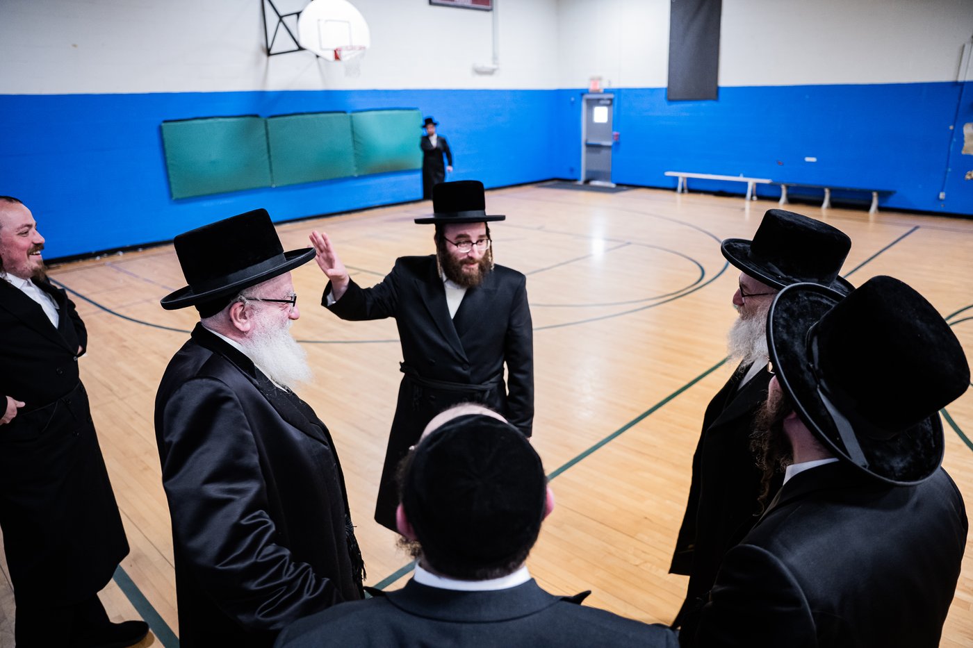 הרה"צ רבי אהרן מענדיל והרה"צ רבי יצחק טווערסקי בסיור בשטח הישיבה