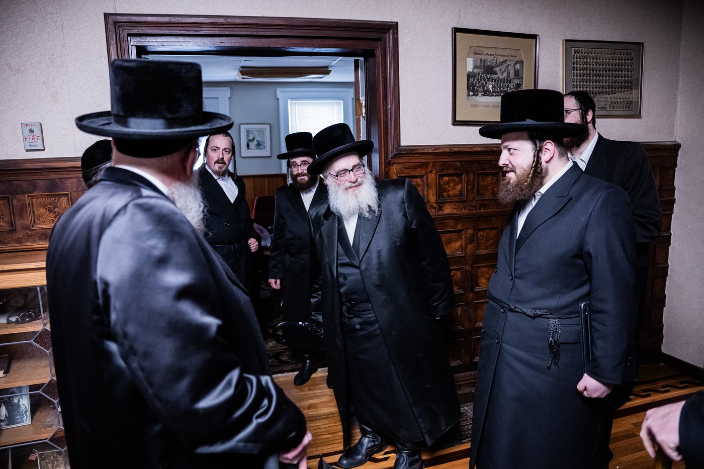 הרה"צ רבי אהרן מענדיל והרה"צ רבי יצחק טווערסקי בסיור בשטח הישיבה
