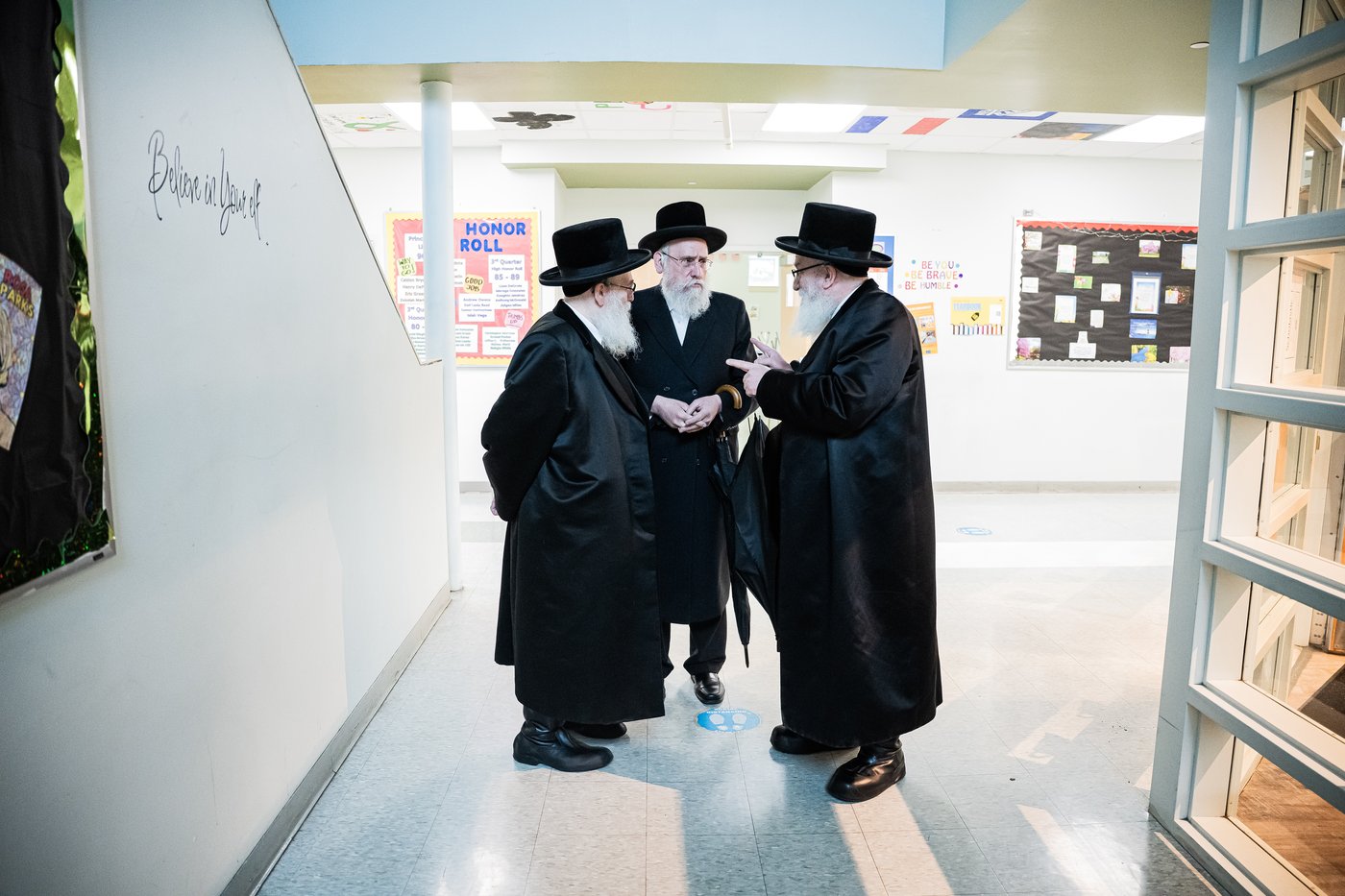הרה"צ רבי אהרן מענדיל והרה"צ רבי יצחק טווערסקי בסיור בשטח הישיבה