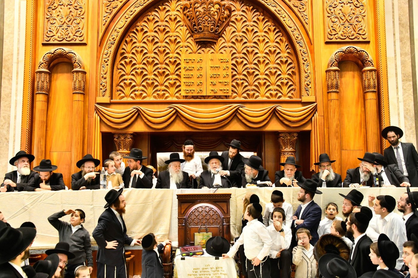 כותבים אות בספר התורה המוהדר