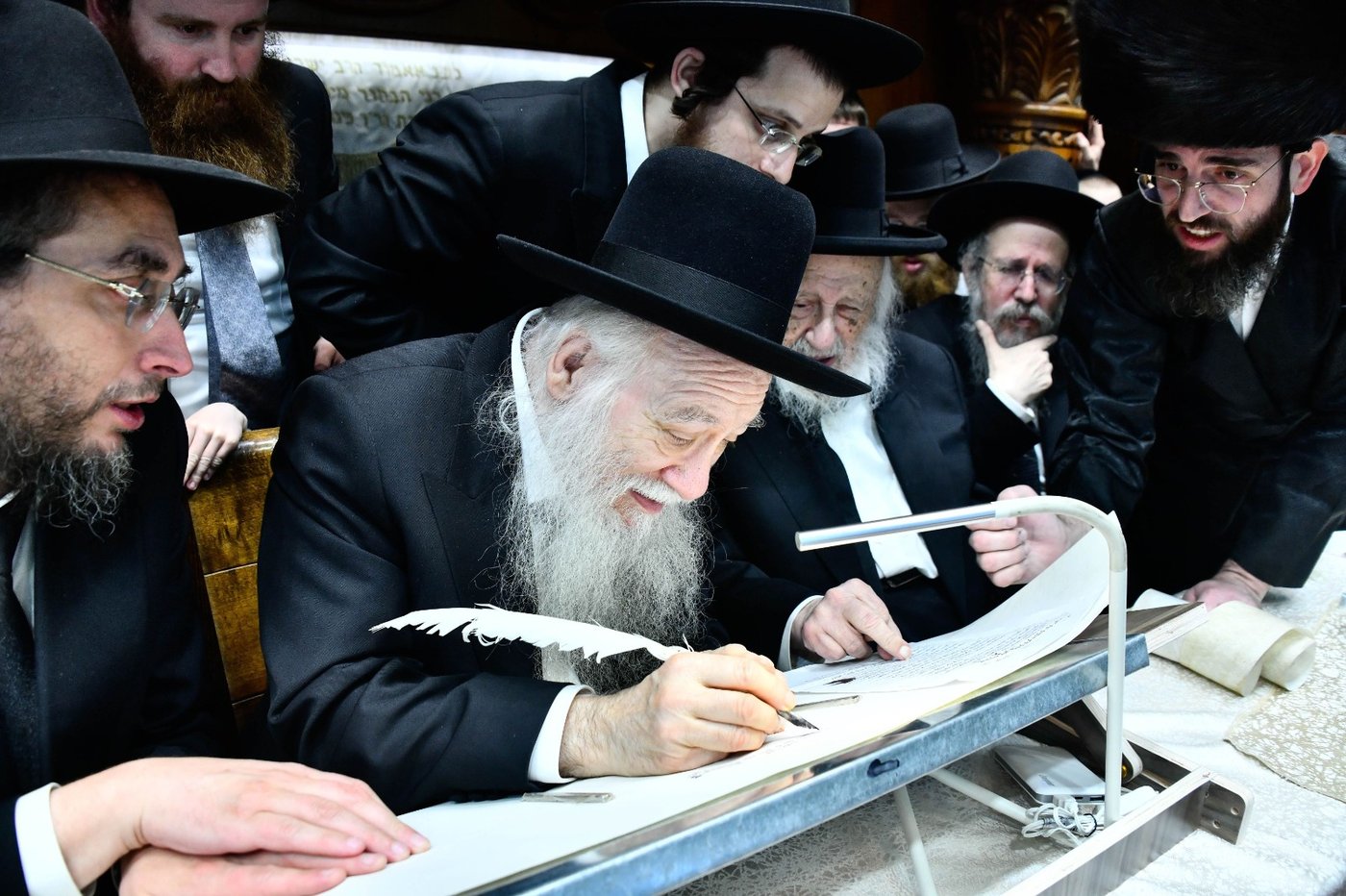 כותבים אות בספר התורה המוהדר