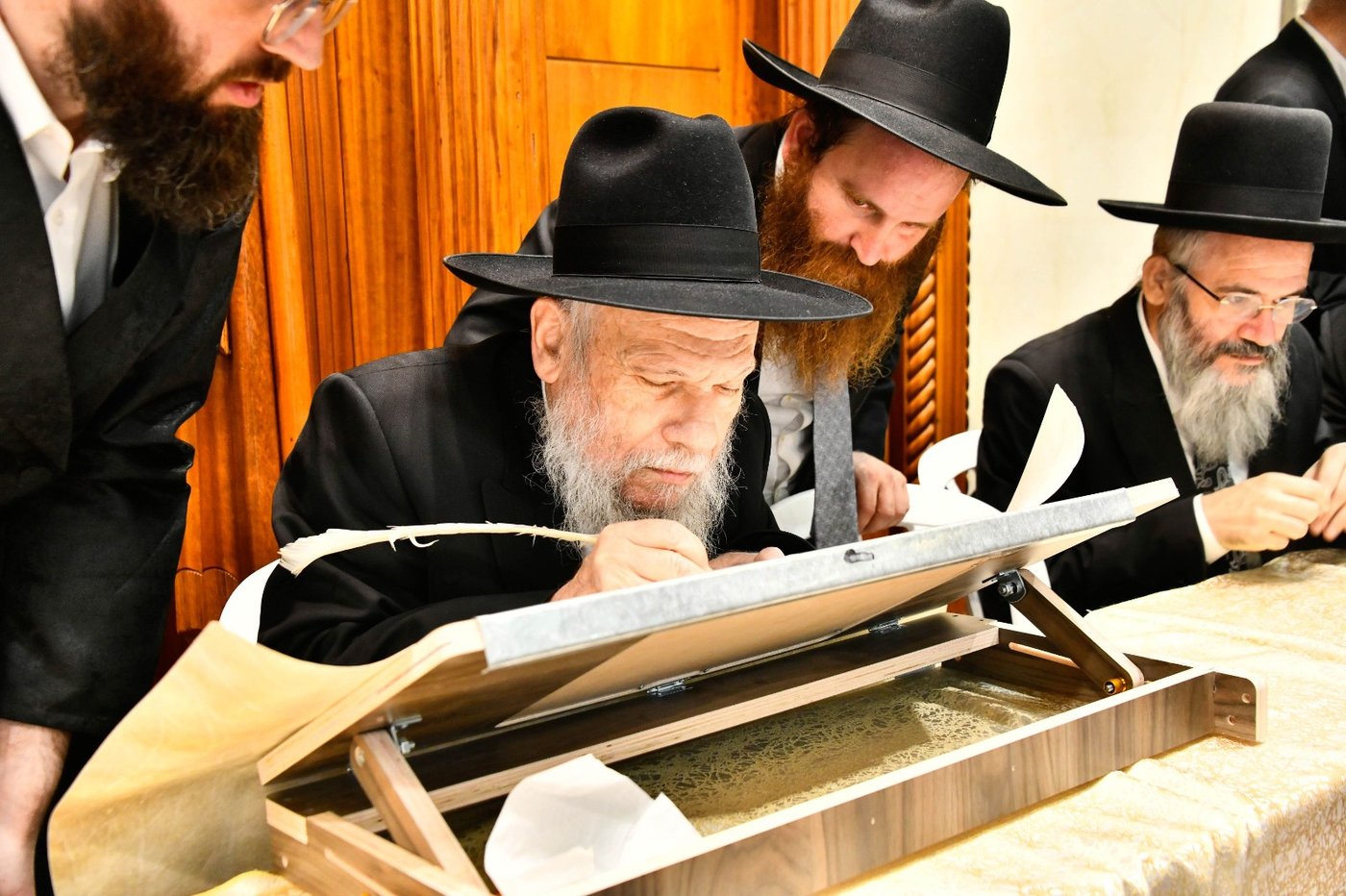 כותבים אות בספר התורה המוהדר