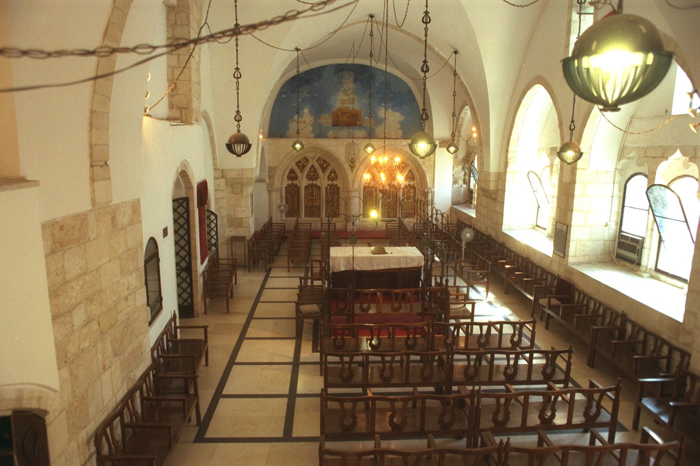 מראה פנימי של בית הכנסת הספרדי ע"ש רבן יוחנן בן זכאי בעיר העתיקה בירושלים, בשנת 1995