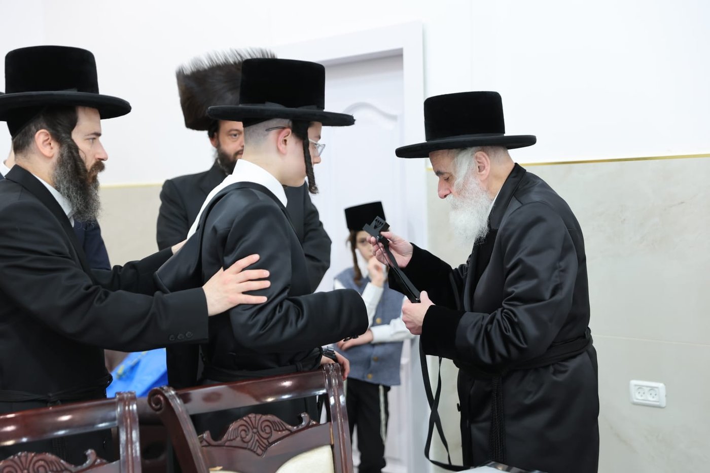 האדמו"ר מויזניץ בהנחת תפילין לבנו של ר' ישראל וייס