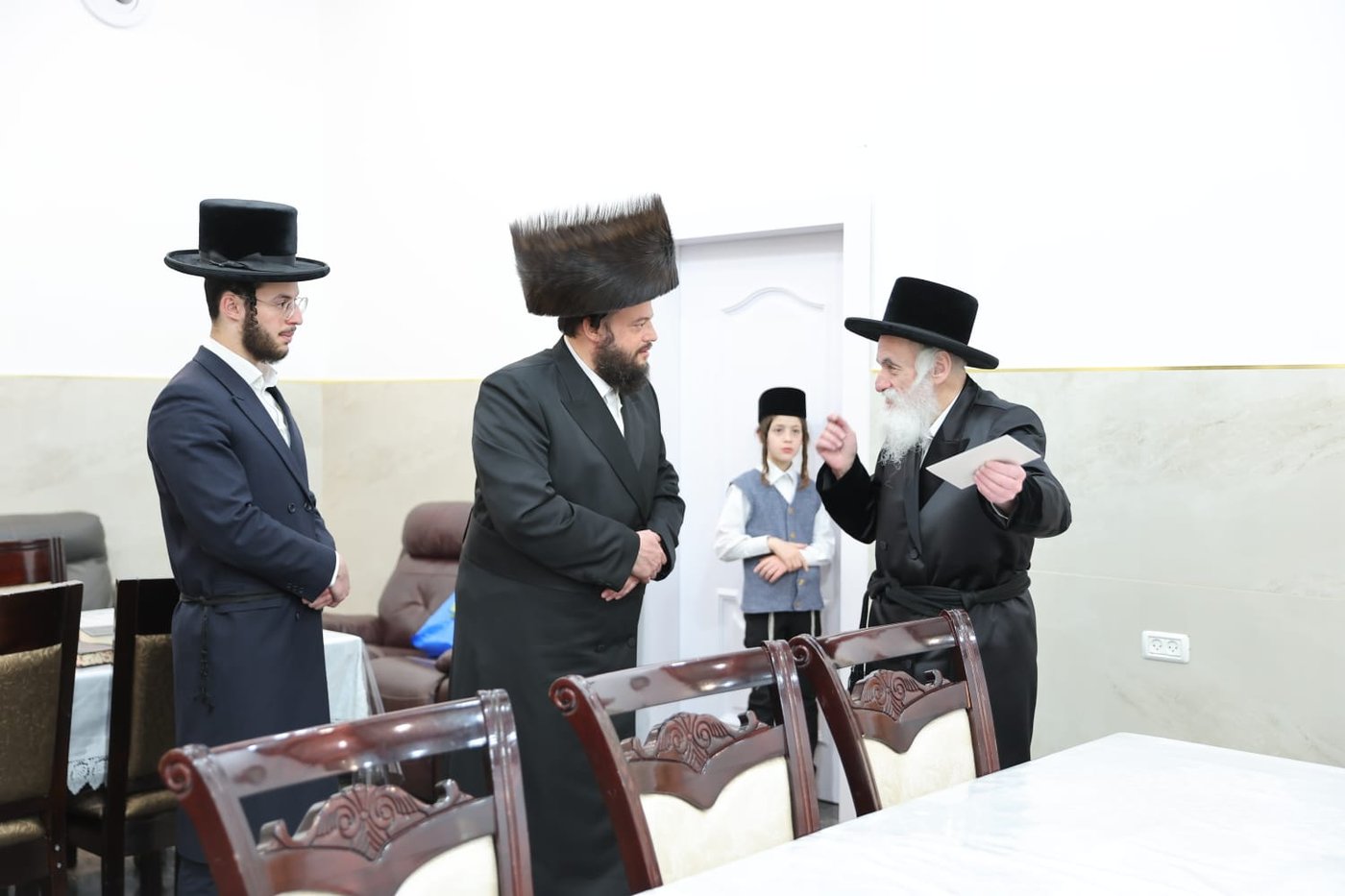 האדמו"ר מויזניץ בהנחת תפילין לבנו של ר' ישראל וייס