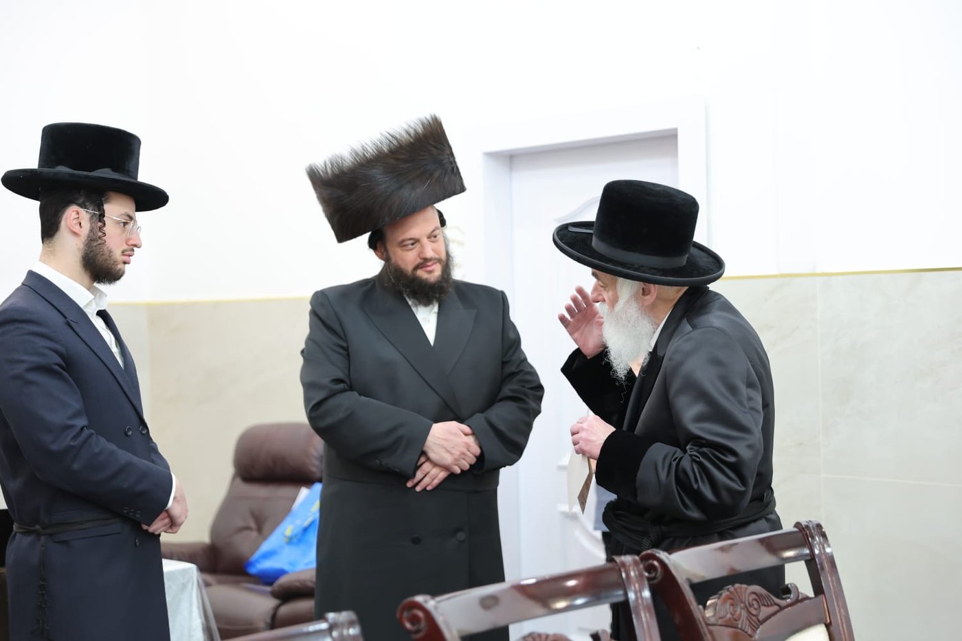 האדמו"ר מויזניץ בהנחת תפילין לבנו של ר' ישראל וייס