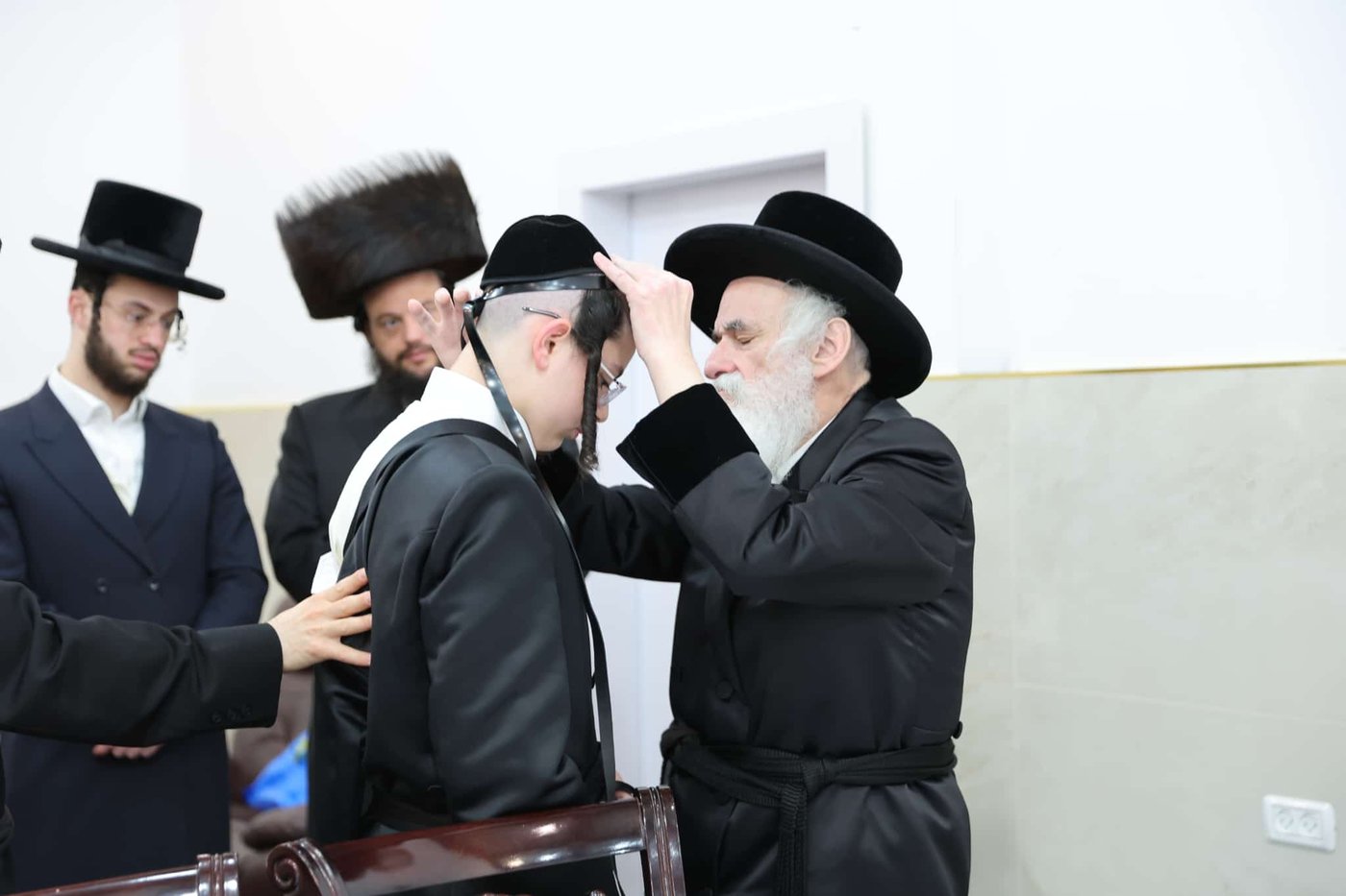 האדמו"ר מויזניץ בהנחת תפילין לבנו של ר' ישראל וייס