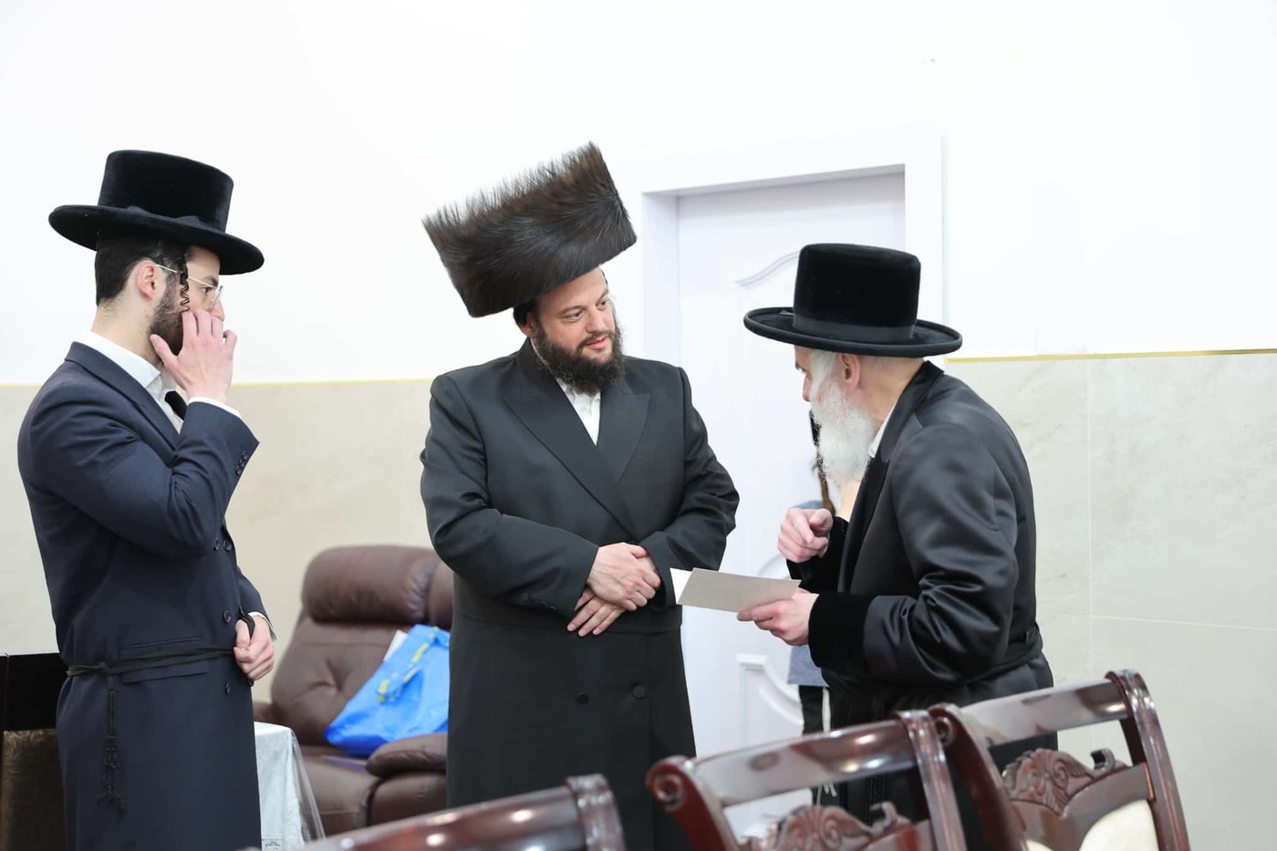 האדמו"ר מויזניץ בהנחת תפילין לבנו של ר' ישראל וייס