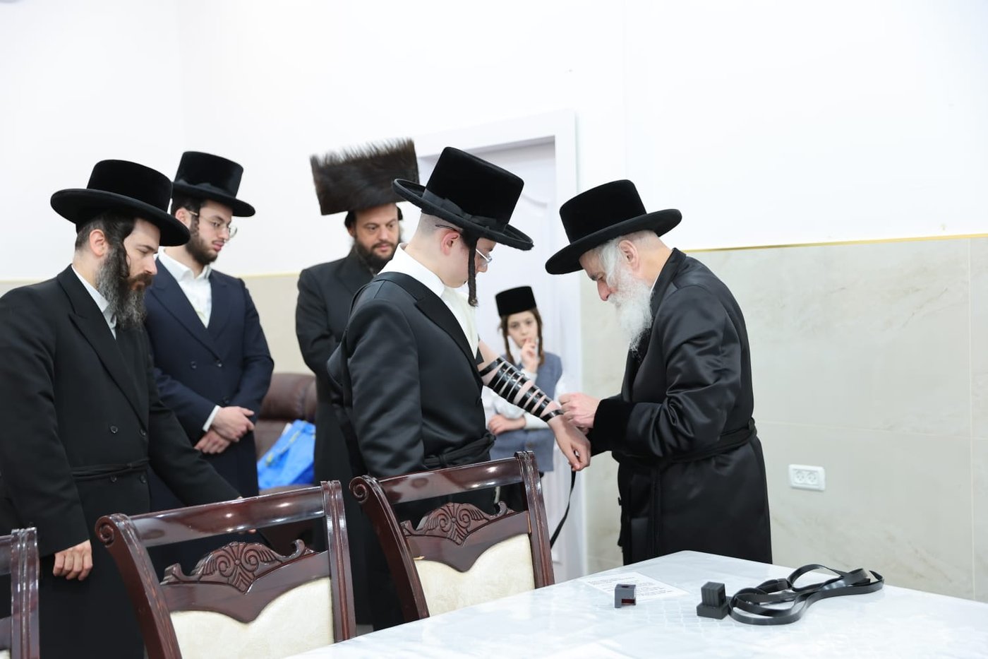 האדמו"ר מויזניץ בהנחת תפילין לבנו של ר' ישראל וייס