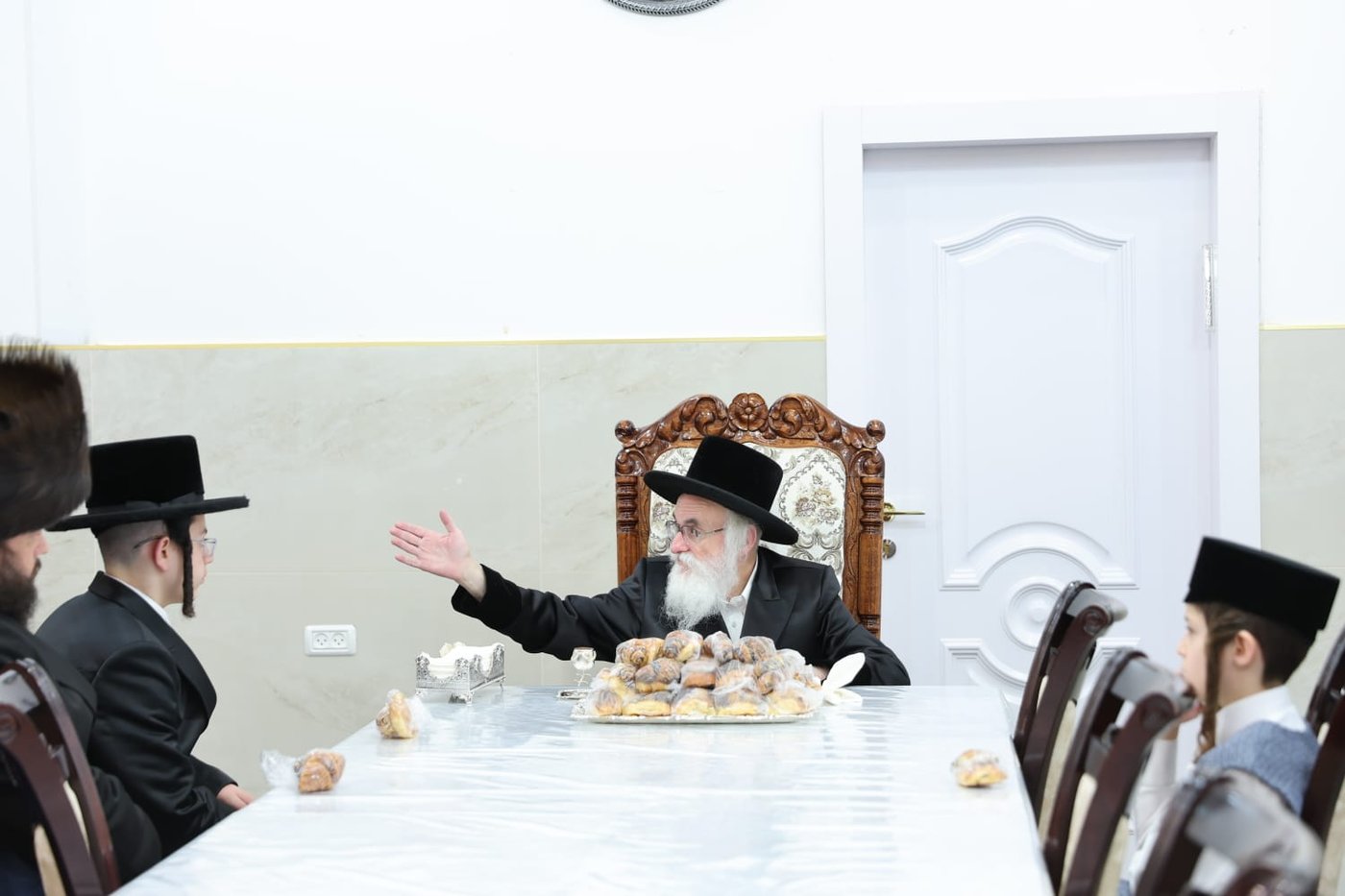 האדמו"ר מויזניץ בלחיים לאחר הנחת תפילין לבנו של ר' ישראל וייס