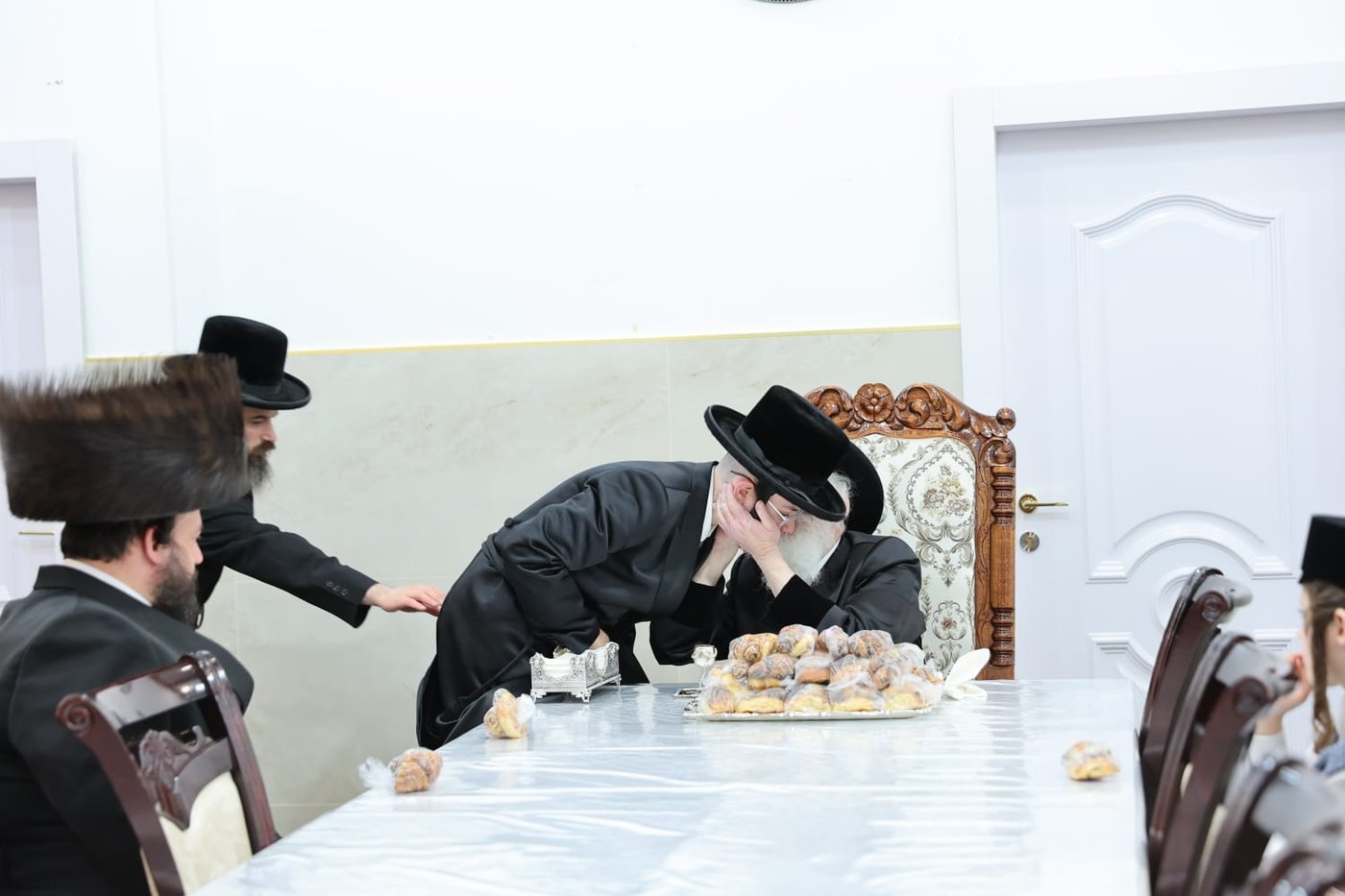 האדמו"ר מויזניץ בלחיים לאחר הנחת תפילין לבנו של ר' ישראל וייס