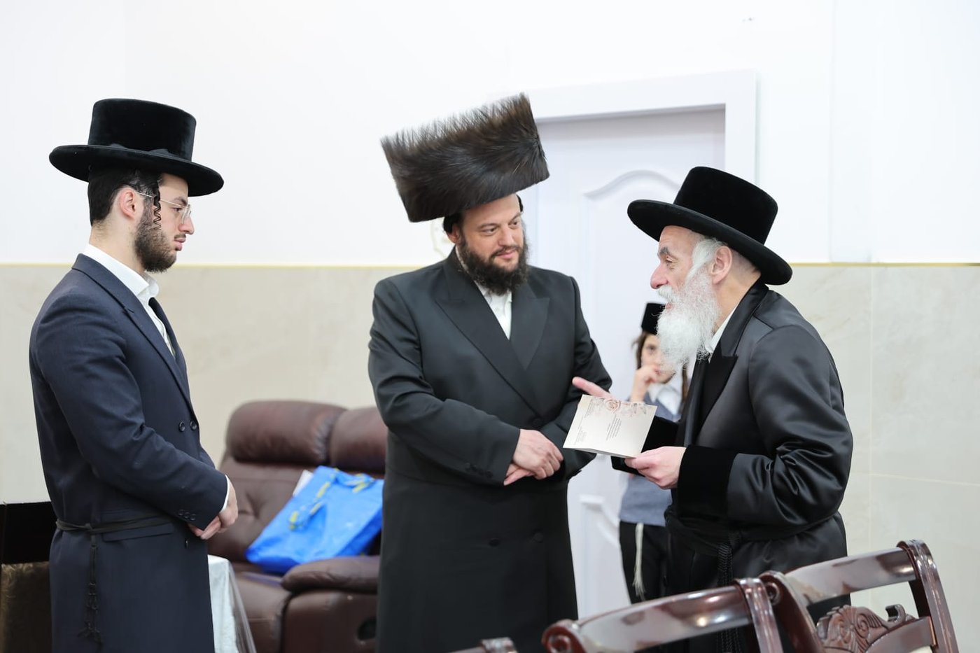 האדמו"ר מויזניץ בלחיים לאחר הנחת תפילין לבנו של ר' ישראל וייס