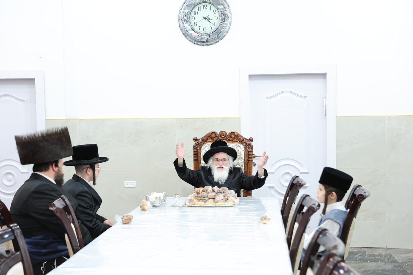 האדמו"ר מויזניץ בלחיים לאחר הנחת תפילין לבנו של ר' ישראל וייס